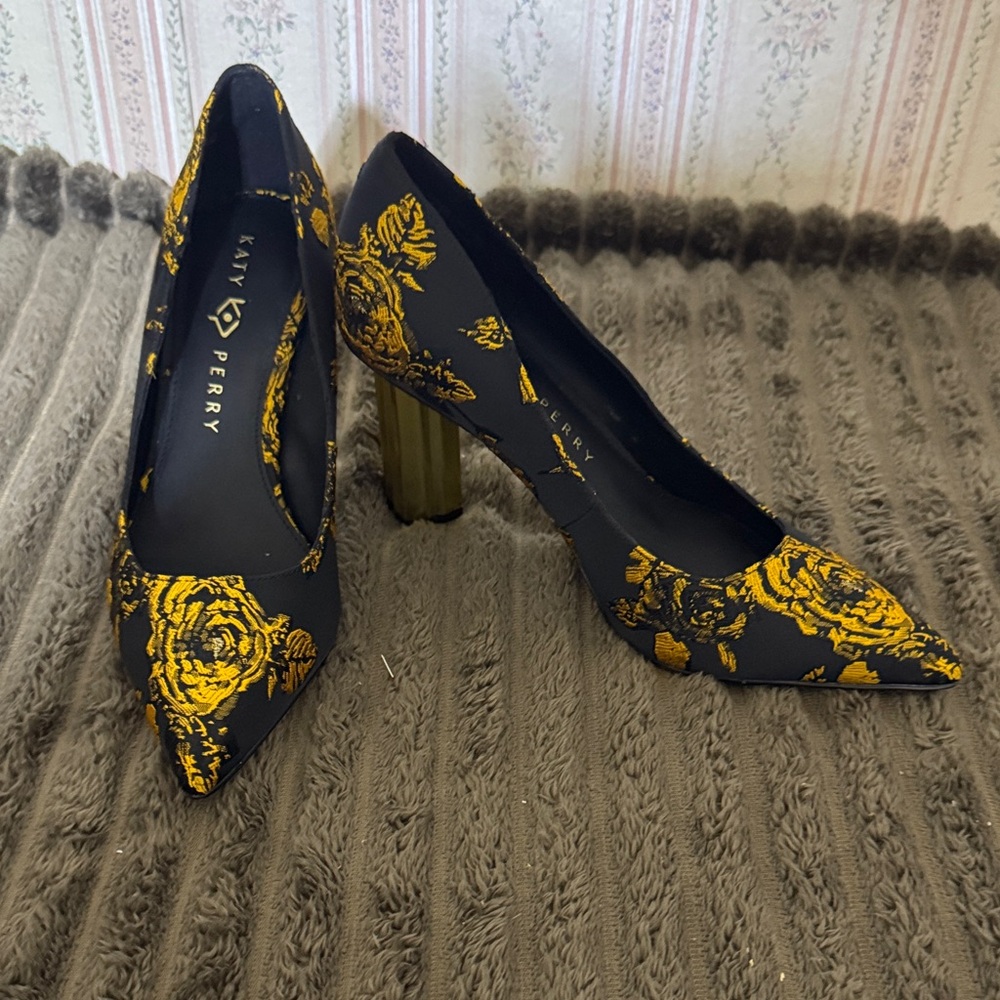 Katy Perry Collections Black and Gold Floral Heels (T5)